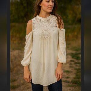 Heartsoul cream lace cold shoulder top L